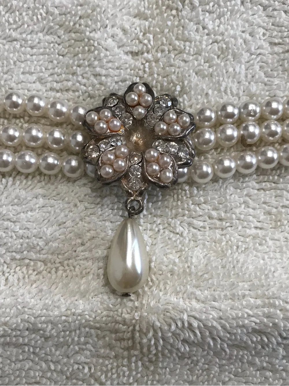 Vintage-Inspired Pearl Choker Necklace with Teardrop Pendant